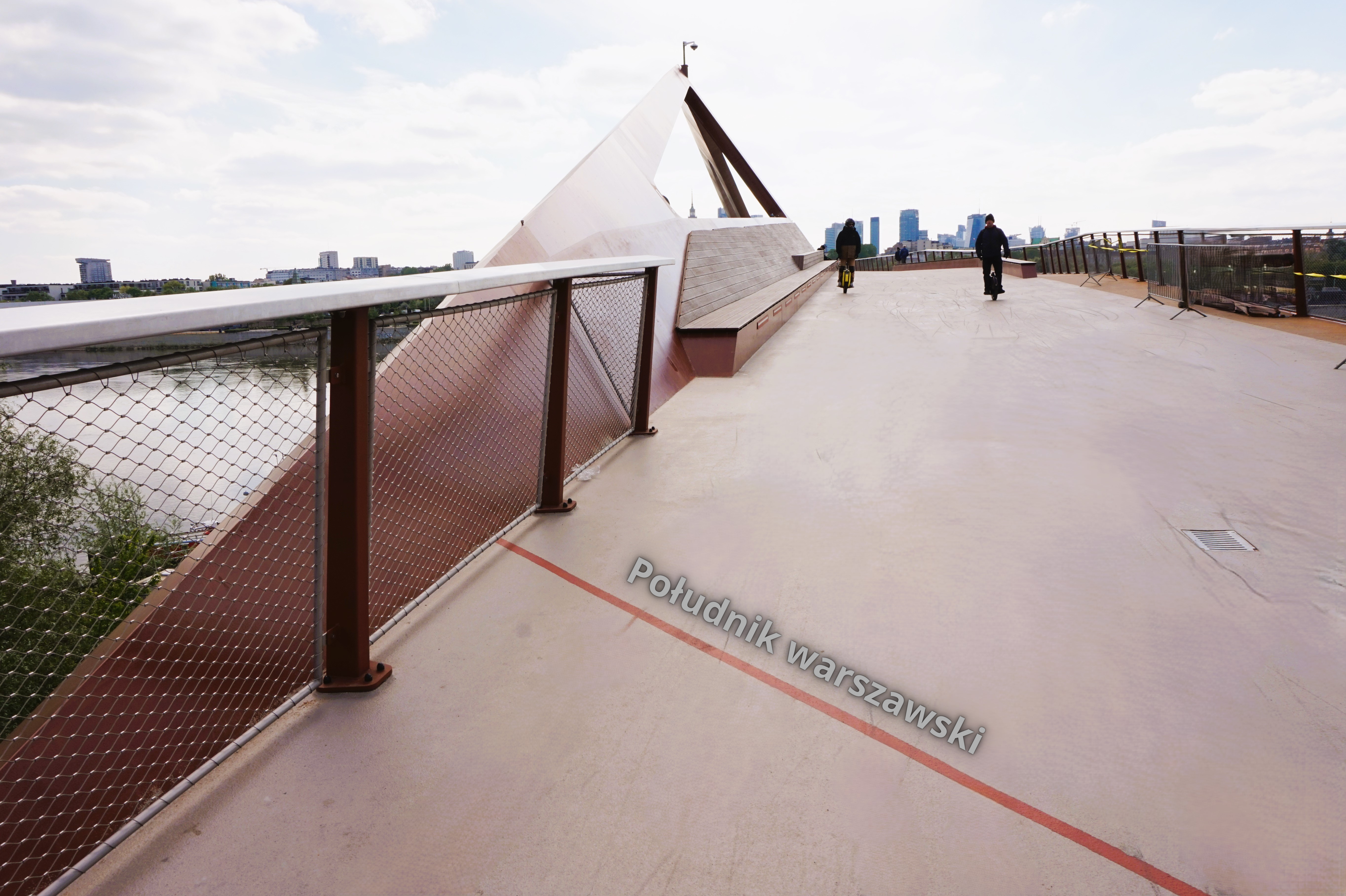 Kontakt. Warszawski południk zerowy, oznaczenie na moście pieszo-rowerowym (strona praska), 2024 